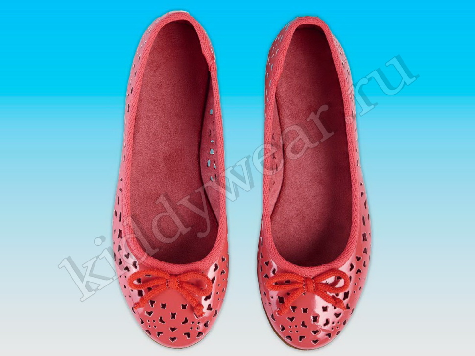 Туфли-балетки для девочки лакированные красные с перфорацией Pepperts